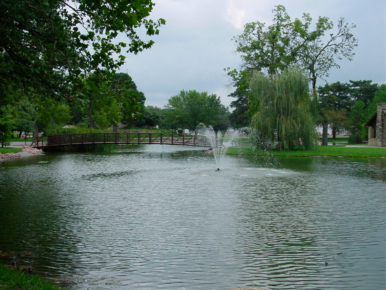 Photo of the pond and fountain in City Park